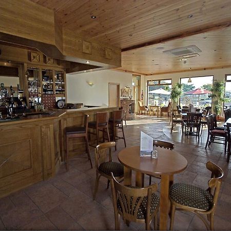Beach Hotel & Restaurant Даунингс Экстерьер фото